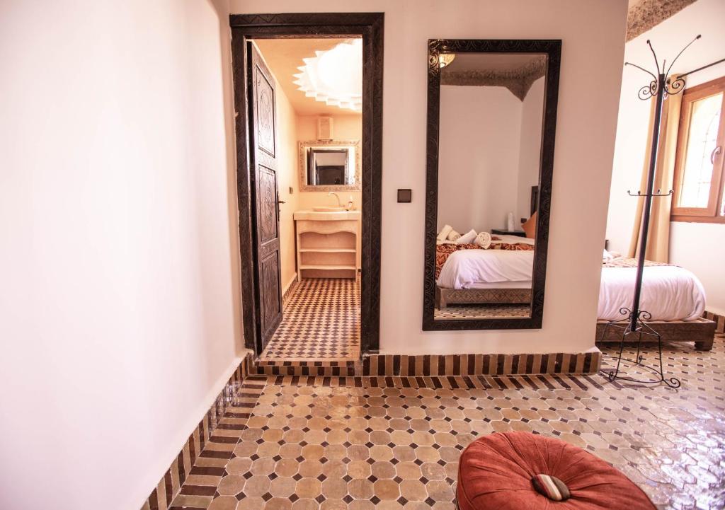 Riad Merzouga Dunes - Habitación Triple Con Baño Privado