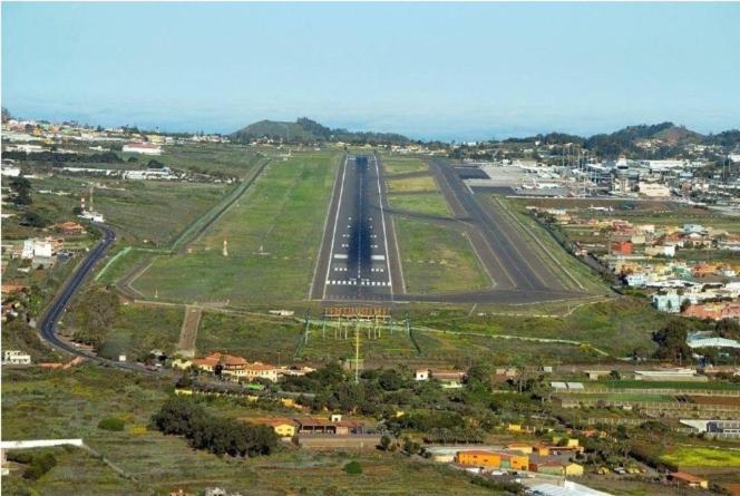 una pista aeroportuale con auto parcheggiate sulla pista di Viajeros a La Laguna