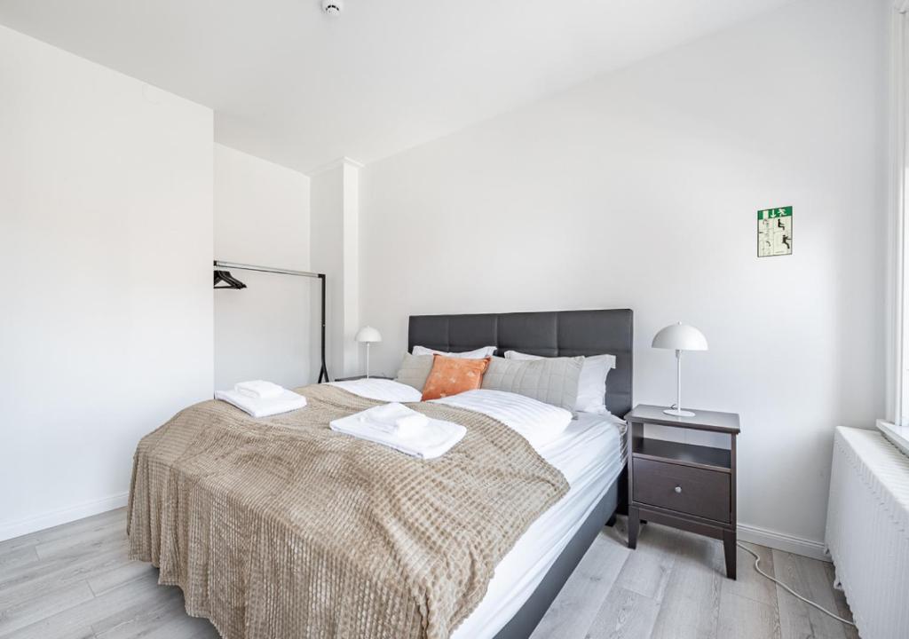 Postel nebo postele na pokoji v ubytování Ingolfsstræti Apartments by Heimaleiga
