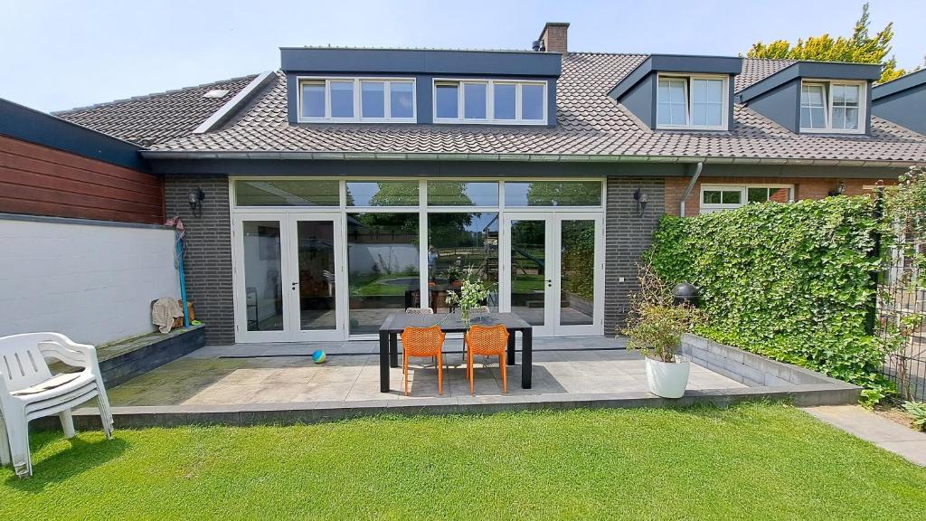 a house with a table and chairs in the yard at Woning in Born in Born