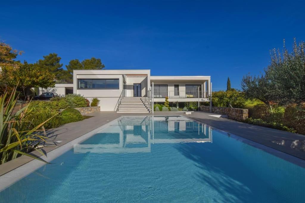 FlayoscにあるL'élixir - Architect villa & Heart of Provenceの家の前にプールがある家