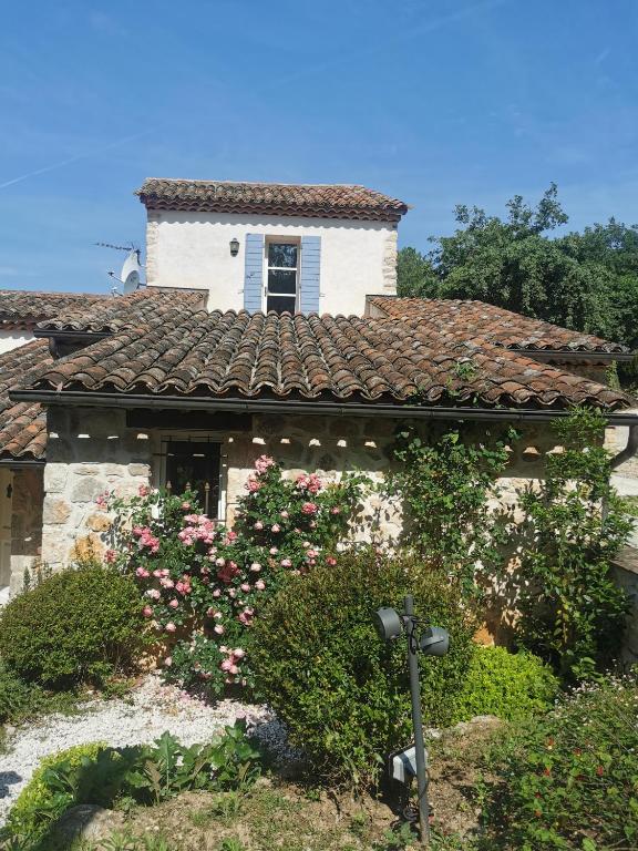 une maison avec une fenêtre et des fleurs devant elle dans l'établissement Domaine GEODORA, Parfumeur en Provence, à Montauroux