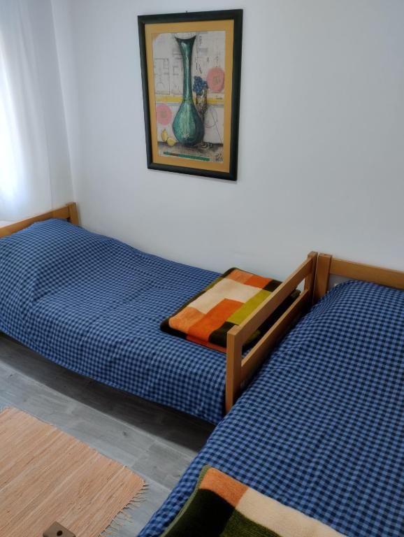 Giường trong phòng chung tại Cyclo Apartment Pinki