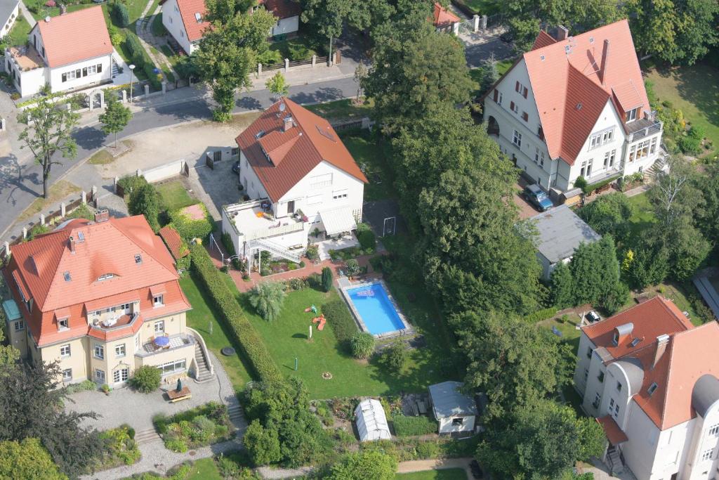 an aerial view of a house with a swimming pool at Ferienwohnung Bisch in Görlitz