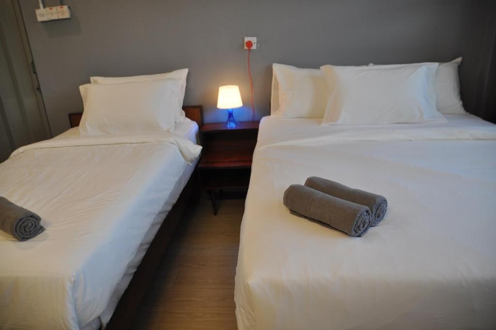 Postel nebo postele na pokoji v ubytování GRAYHAUS INN Ipoh