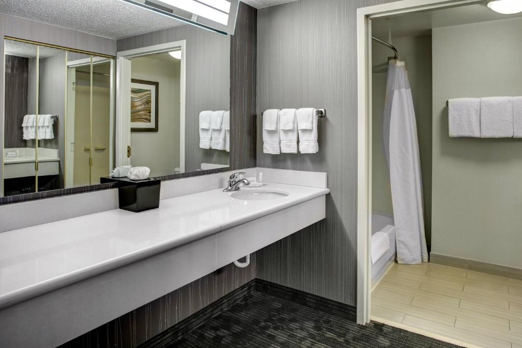Courtyard by Marriott Cleveland Westlake - One-Bedroom King Suite With Sofa Bed