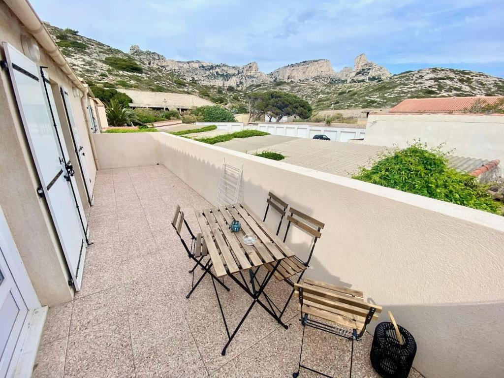 a patio with a table and chairs on a balcony at Chez Frederic in Marseille