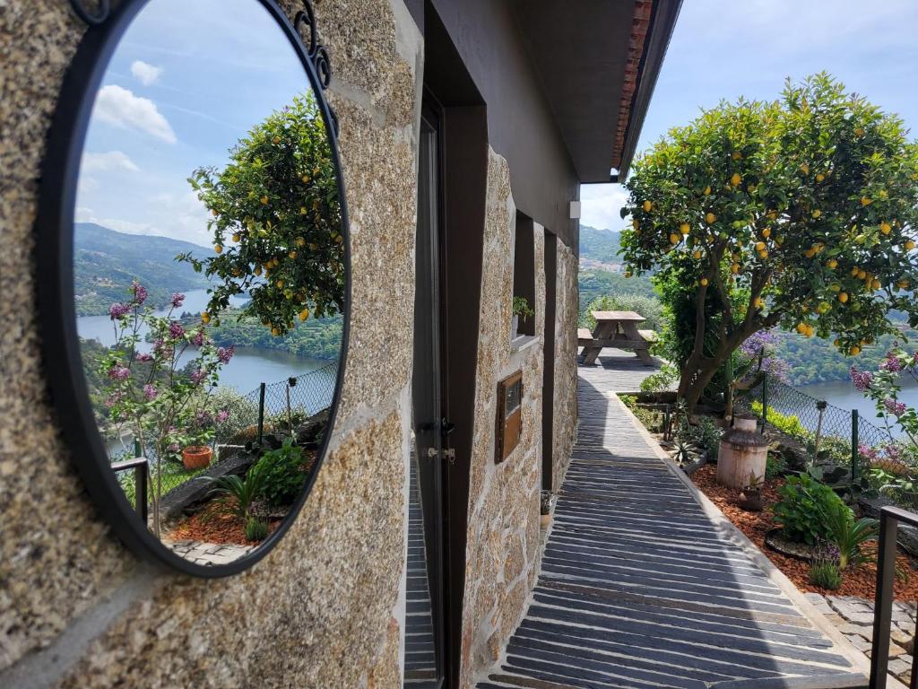 Douro Mesio Guest House في ريزندي: مرآة على جانب مبنى مطل