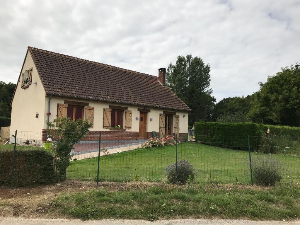 uma casa com uma cerca em frente em Chambre d’hôte em Saint-Valery-sur-Somme