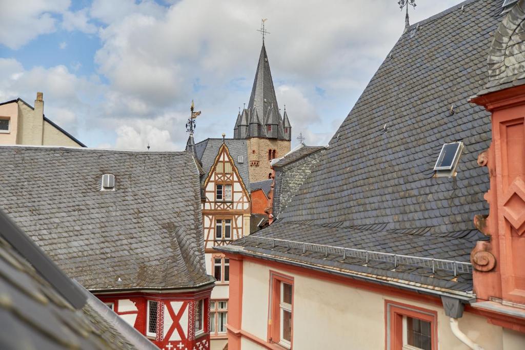 vista sui tetti di edifici con chiesa di Apartments am Markt a Bernkastel-Kues