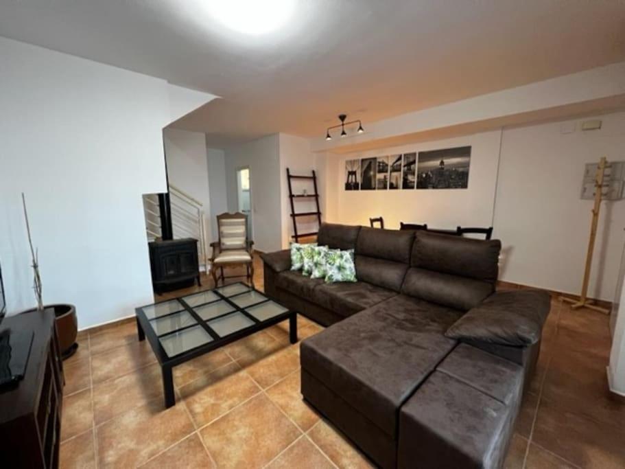 ein Wohnzimmer mit einer Couch und einem Couchtisch in der Unterkunft Adosado Estany in Cullera