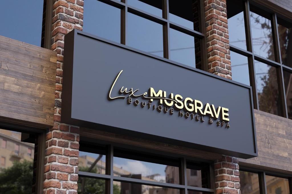 Luxe Musgrave Boutique Hotel في ديربان: لافته لصرف التامين خارج المبنى