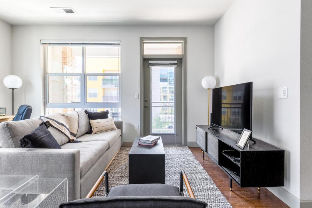 Apartment LoDo 2BR w Pool Gym 1 block from Union Station DEN18, Denver