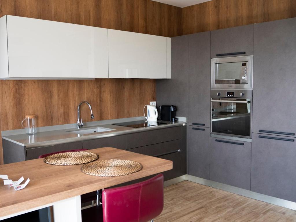 una cocina con una mesa de madera con dos cestas. en SKYLINE MILANO Fiera en Milán