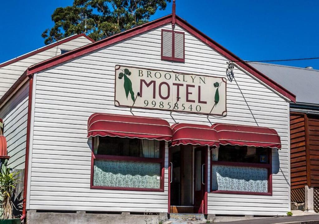 una tienda con un cartel que lee motel Brooklyn en Brooklyn Motel, en Brooklyn