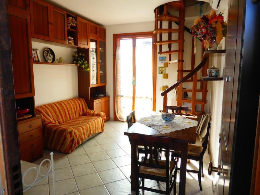 ein Wohnzimmer mit einem Tisch und einem Sofa in der Unterkunft La casa di Pane in Follonica