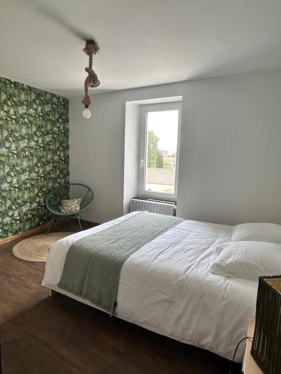 Un dormitorio con una cama grande y una ventana en Le Clos de Canet, en Canet d'Aude