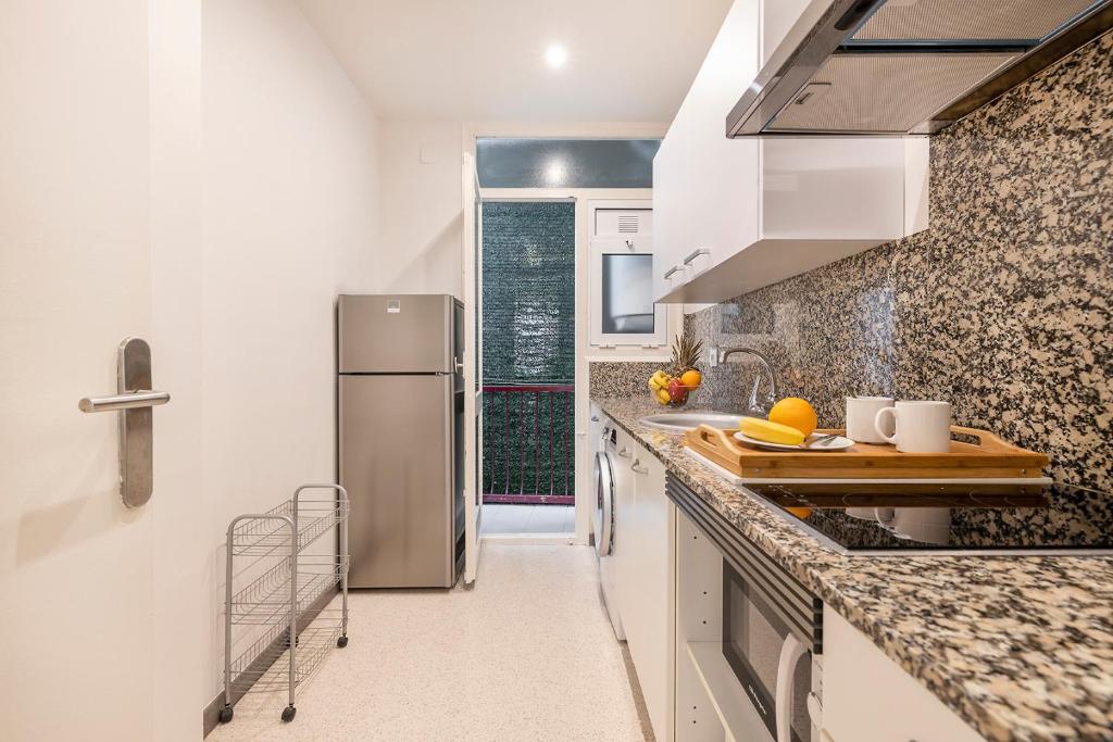 Kuchyňa alebo kuchynka v ubytovaní Apartments Sata Sagrada Familia Area