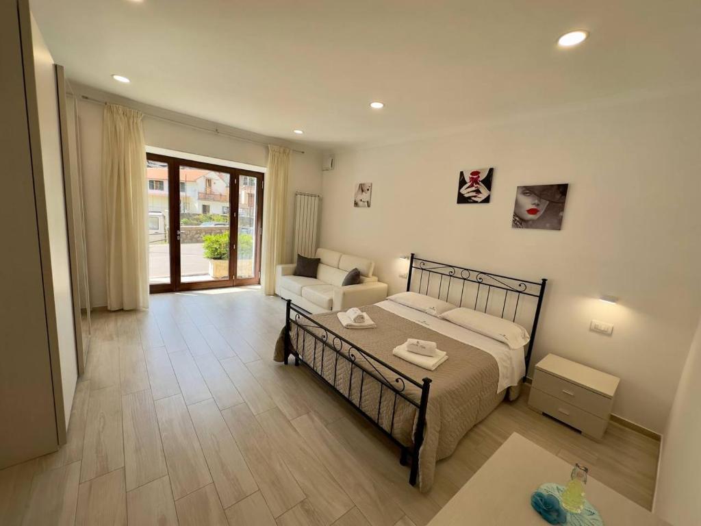 1 dormitorio con cama y sofá en Appartamenti Santa Rita, en Maiori