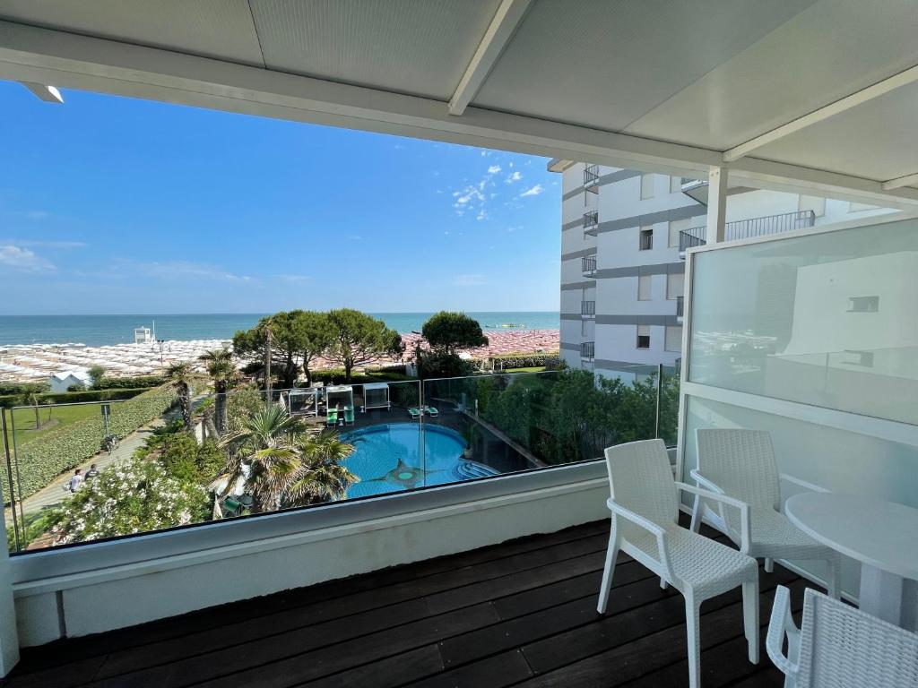 balcón con vistas a la piscina y al océano en Park Hotel Cellini, en Lido di Jesolo