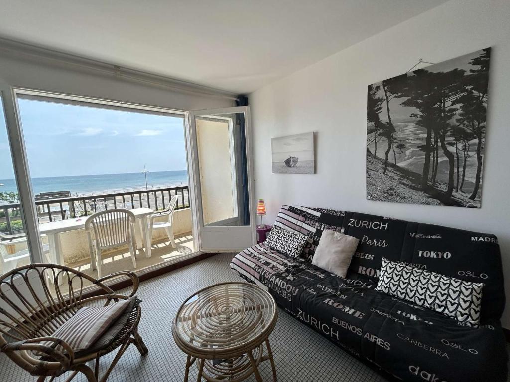 Il comprend un salon avec un canapé et un balcon donnant sur l'océan. dans l'établissement Appart 3 pièces face mer, 6 couchages, proche plage et commerces, Saint-Jean-de-Monts - FR-1-224C-225, à Saint-Jean-de-Monts