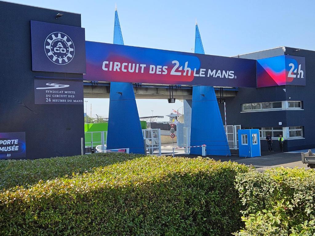 ein Stadion mit einem Schild, das den Zirkel des Zebra mars liest in der Unterkunft Circuit du Mans Jacques Brel in Guécélard