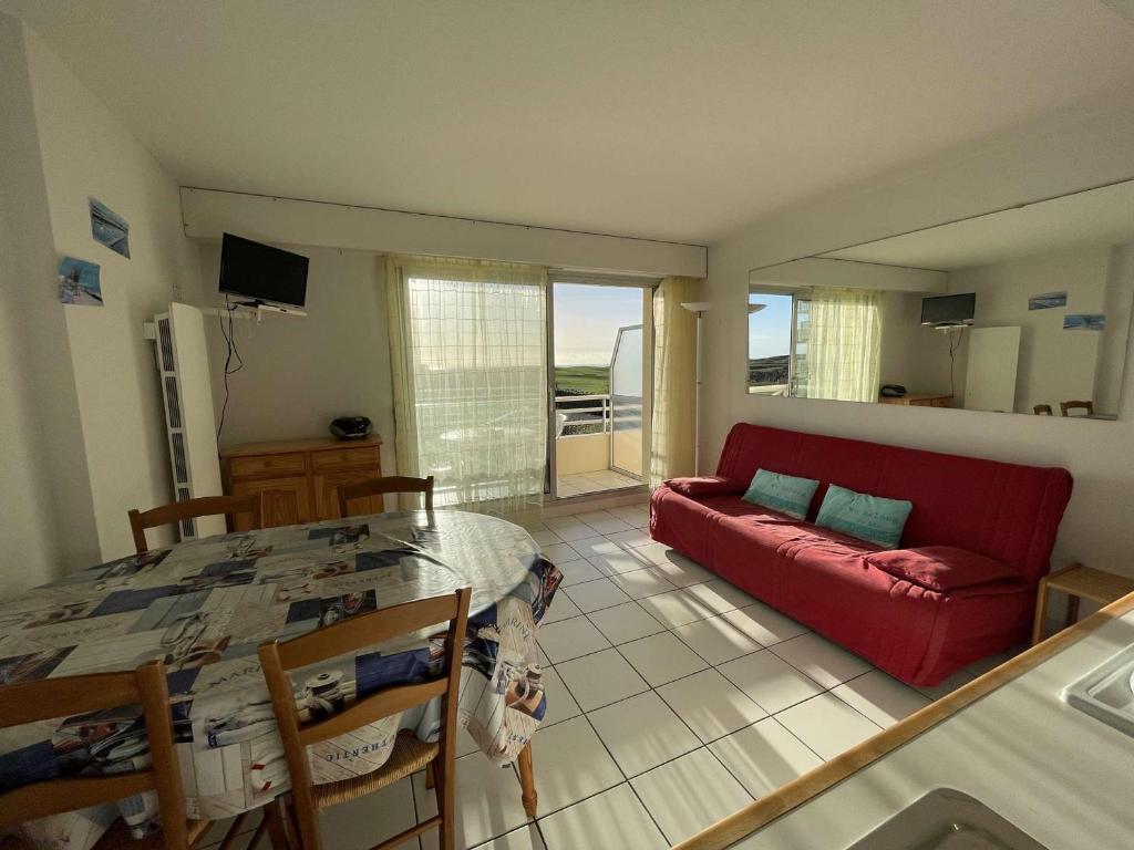 Photo de la galerie de l'établissement Appartement avec balcon et parking à 100m de la plage, Saint-Jean-de-Monts - FR-1-224C-438, à Saint-Jean-de-Monts