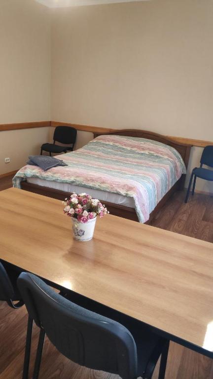 Postel nebo postele na pokoji v ubytování Tian-Shan Guest House