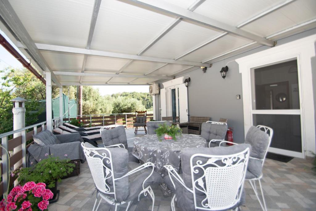 A seating area at SOHORO Forest Hill Apartment by "elite"