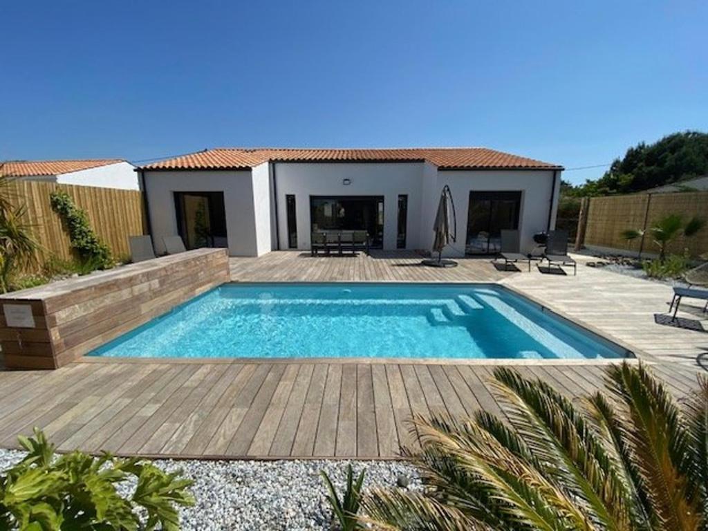 une piscine devant une maison dans l'établissement Maison contemporaine à Saint-Denis-d'Oléron avec piscine privée, proche plage, 10 couchages - FR-1-246A-243, à Saint-Denis-dʼOléron