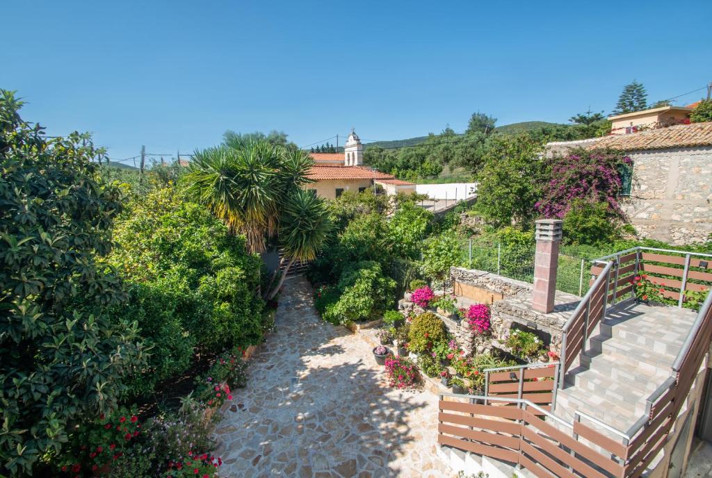 A garden outside SOHORO Forest Hill Apartment by "elite"