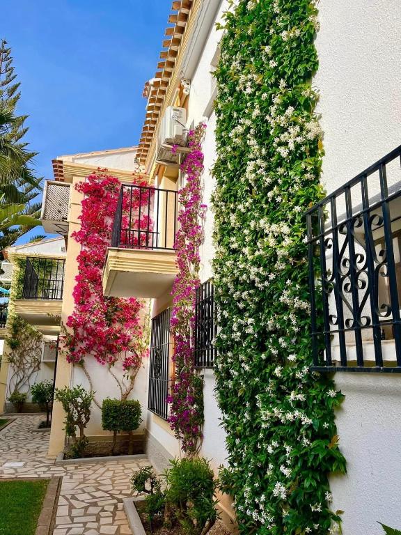 Vonkajšia záhrada v ubytovaní Apartamento Soleado Vera Costa, 200 m de la playa