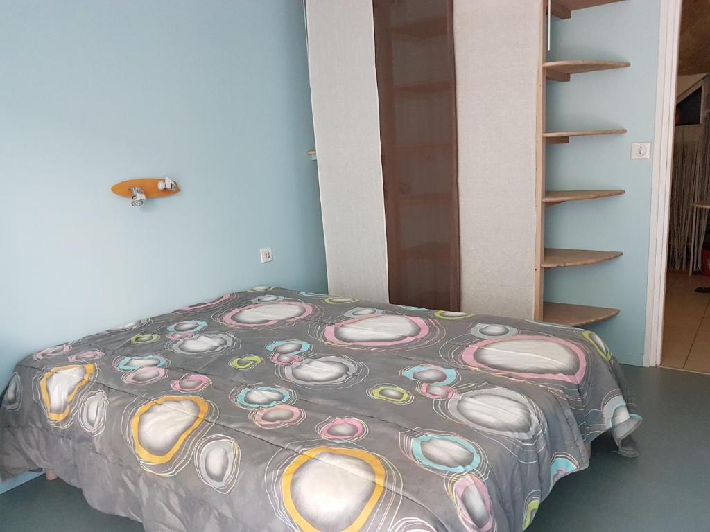 Postel nebo postele na pokoji v ubytování F2 en rez de jardin à Crest
