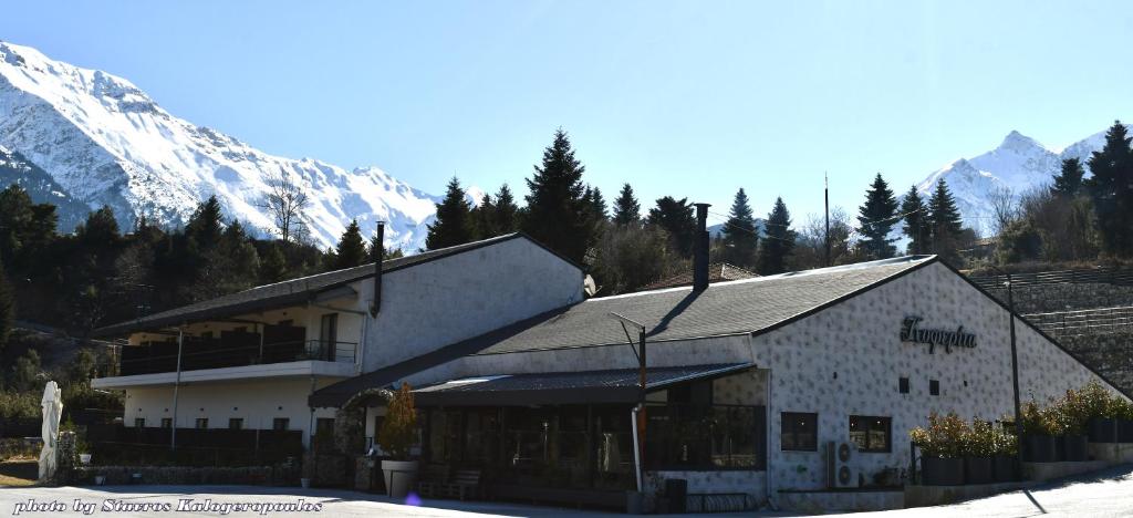 Nespecifikovaný výhled na hory nebo výhled na hory při pohledu z hotelu