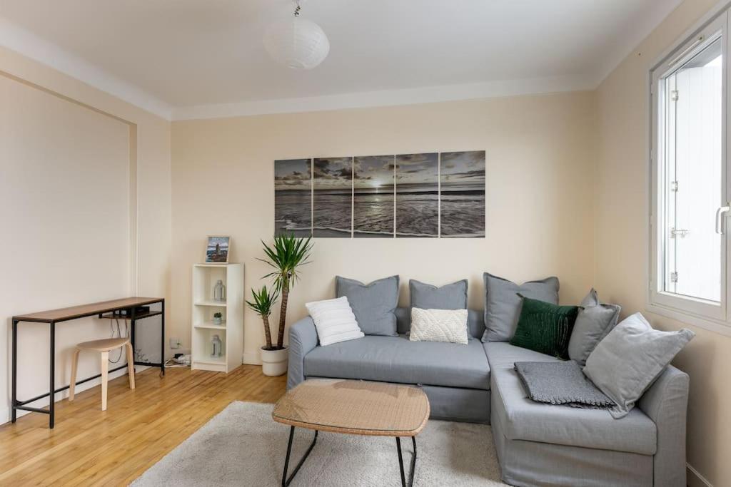 a living room with a couch and a table at Vue mer &#47; Jaurès-Centre-Ville &#47; Appart Lumineux in Brest