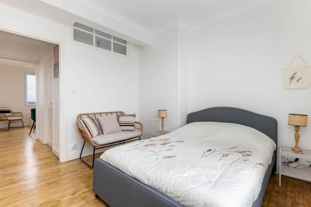 a bedroom with a bed and a chair at Vue mer &#47; Jaurès-Centre-Ville &#47; Appart Lumineux in Brest