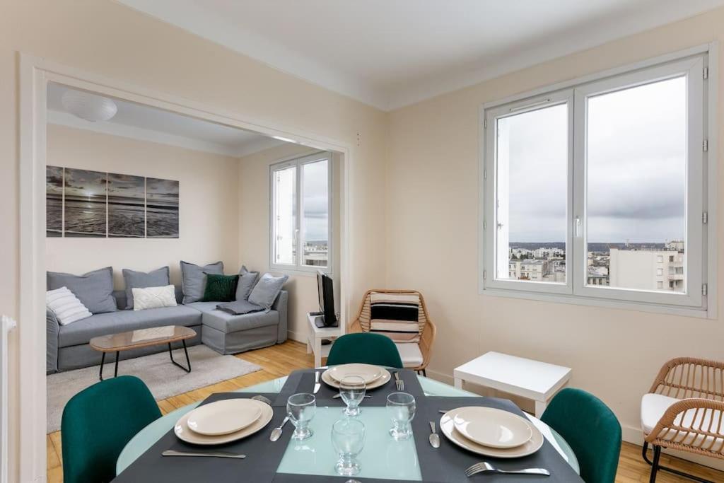 a living room with a table and chairs and a couch at Vue mer &#47; Jaurès-Centre-Ville &#47; Appart Lumineux in Brest