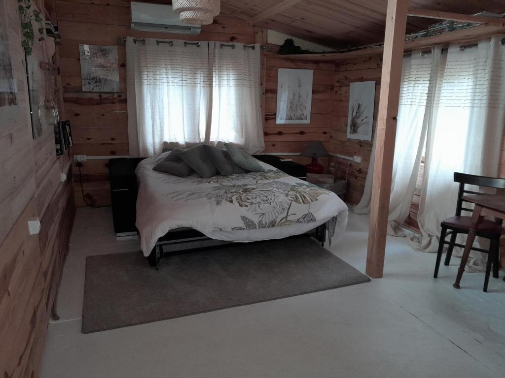una camera con un letto in una stanza con pareti in legno di Domaine d'Avalon a Lorgues