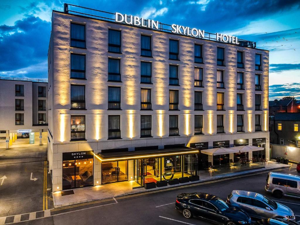 un hôtel avec des voitures garées devant lui dans l'établissement Dublin Skylon Hotel, à Dublin