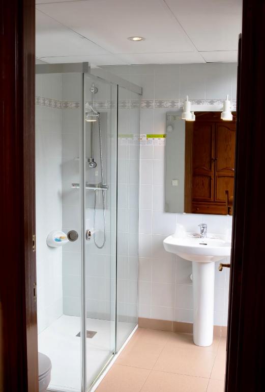 A bathroom at Pensio La Creu