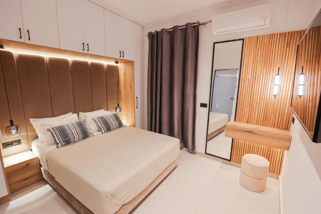 ein kleines Schlafzimmer mit einem Bett und einem Badezimmer in der Unterkunft City Compass Luxury Suites in Rhodos (Stadt)