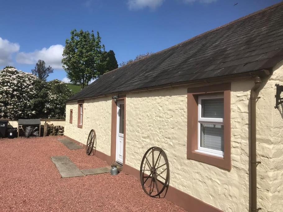 Beautiful Country Cottage, Moffat Hot Tub available for small extra