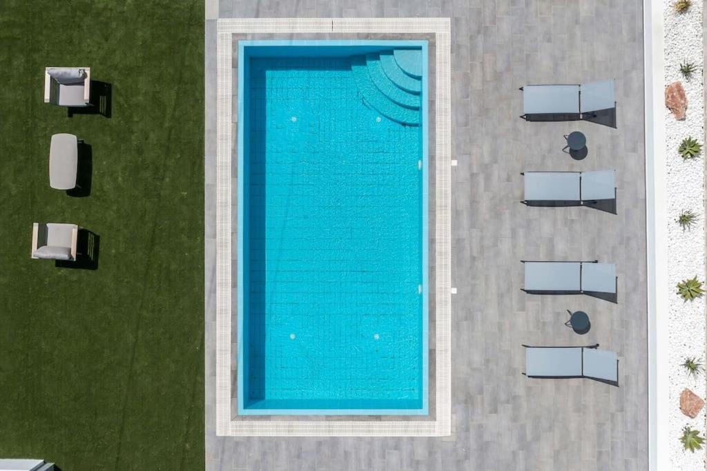 vista sul tetto di una piscina in un cortile di Melilia luxury villa a Gennadi