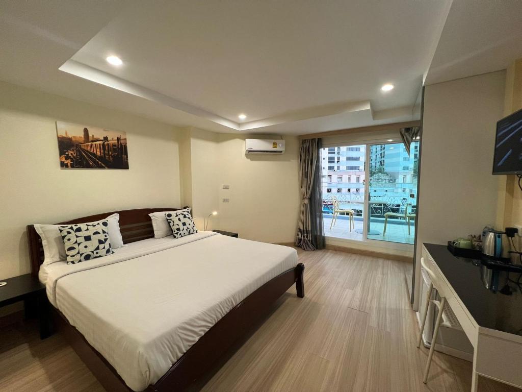V Check inn Sukhumvit 22 - Deluxe Doppelzimmer Mit Balkon