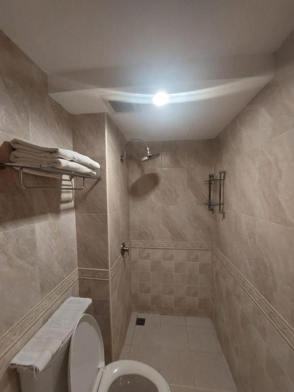 V Check inn Sukhumvit 22 - Zimmer Mit Kingsize-Bett Und Balkon