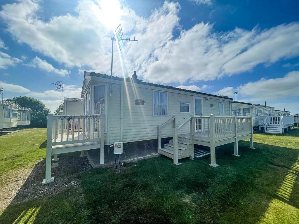 Superb 6 Berth Caravan With Wifi At St Osyth Beach In Essex Ref 28046gc