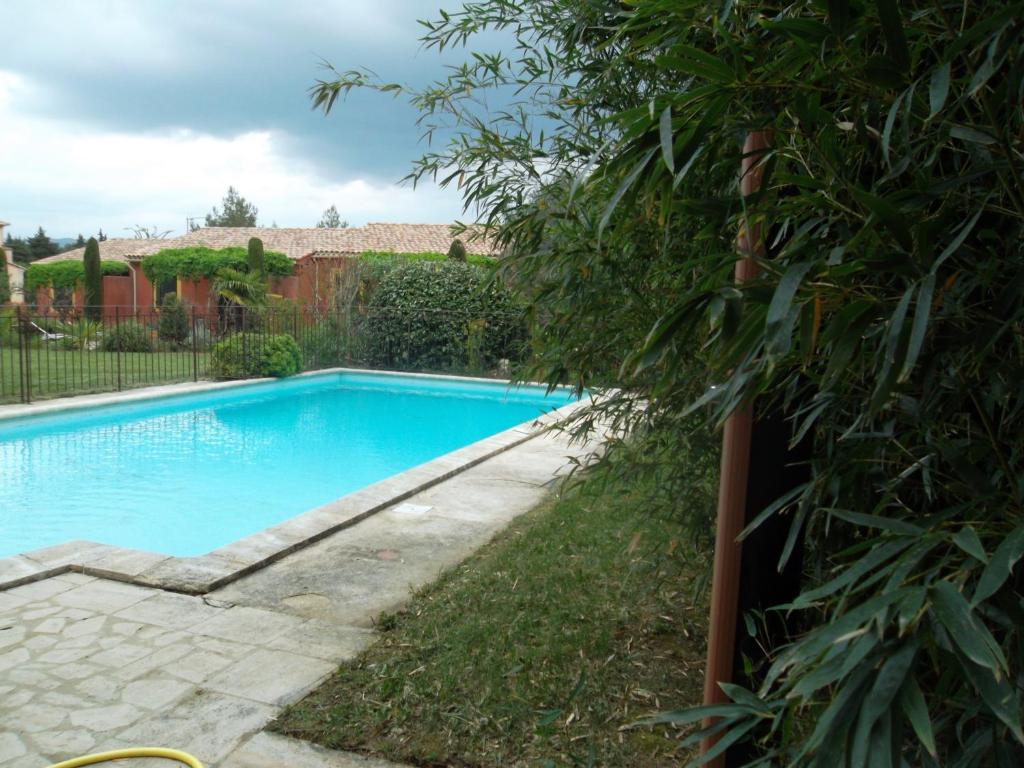 A piscina localizada em Les Bastidons d'Angèle ou nos arredores