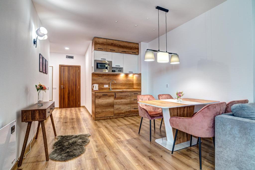 cocina y sala de estar con mesa y sillas en Secret Lake 533 at Oak Residence en Smolyan