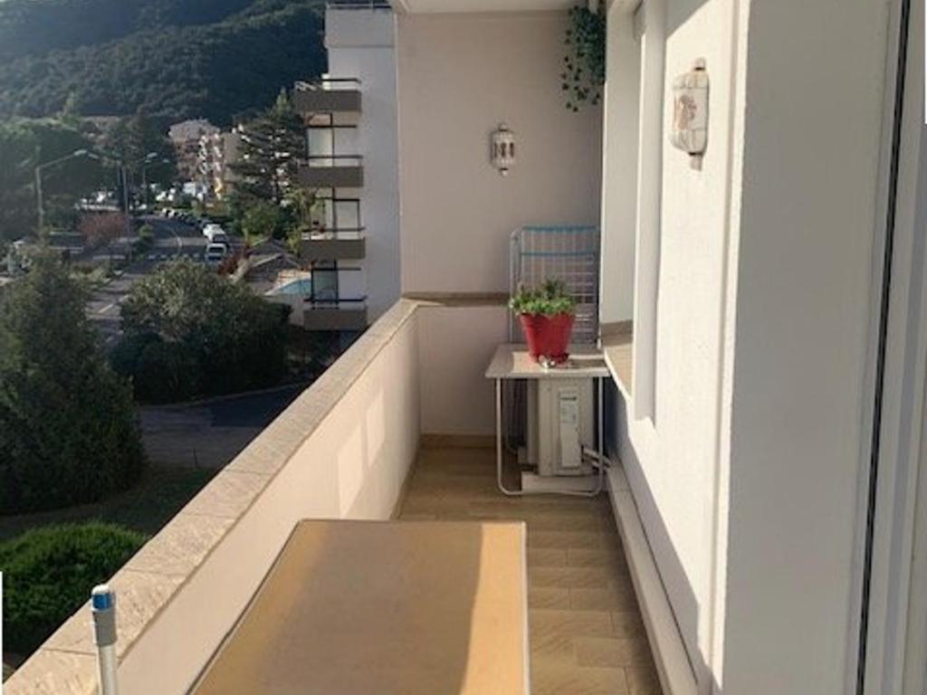 balkon ze stołem i widokiem na miasto w obiekcie Charmant F3 climatisé avec balcon ensoleillé, proche centre et Thermes - Amélie-les-Bains - FR-1-703-80 w mieście Amélie-les-Bains-Palalda