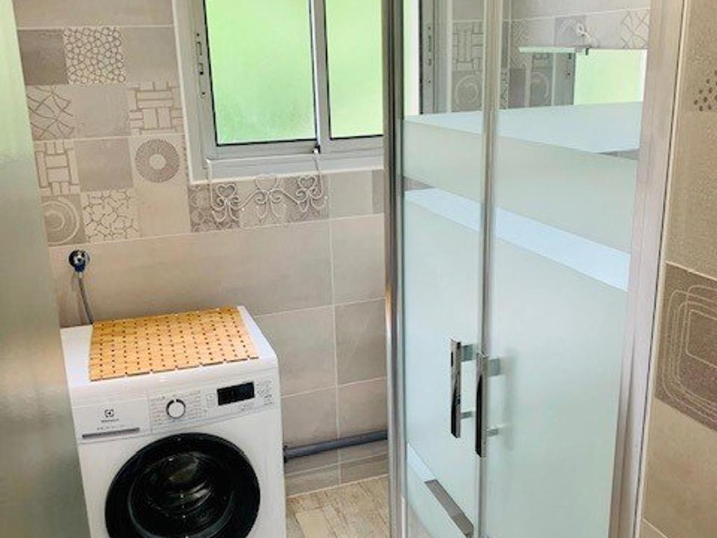 Łazienka w obiekcie Charmant F3 climatisé avec balcon ensoleillé, proche centre et Thermes - Amélie-les-Bains - FR-1-703-80